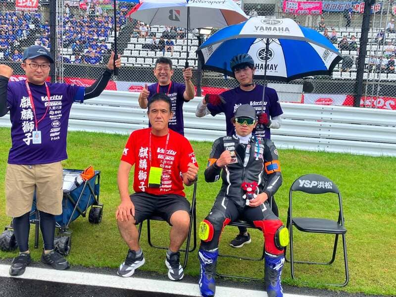 Verity & fenice with KIRINJISHIのチームメンバーと出走ライダーが鈴鹿8耐のグリッド付近で並ぶ写真