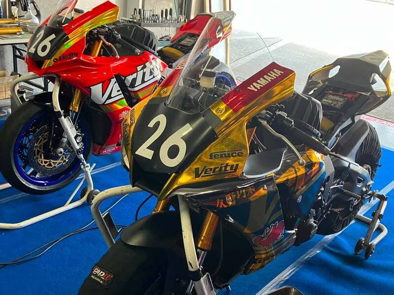 Verityがスポンサーを務めるVerity & fenice with KIRINJISHIのYamaha YZF-R1が2台並ぶ鈴鹿8耐のピット写真